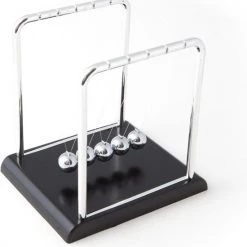 United Entertainment - Giant Newton's Cradle - Zilver/Zwart -educational games Winkel 550x568